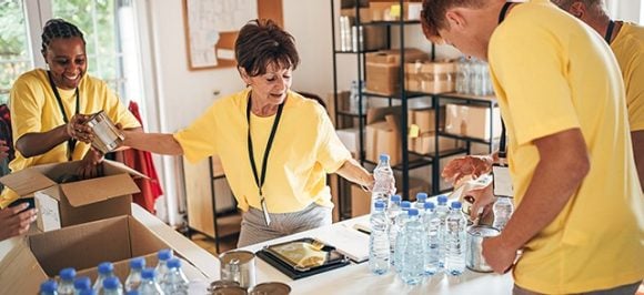 The picture shows people doing volunteering.