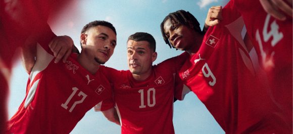 L’image montre des joueurs de l’équipe nationale suisse de football réunis en cercle pour un team huddle.