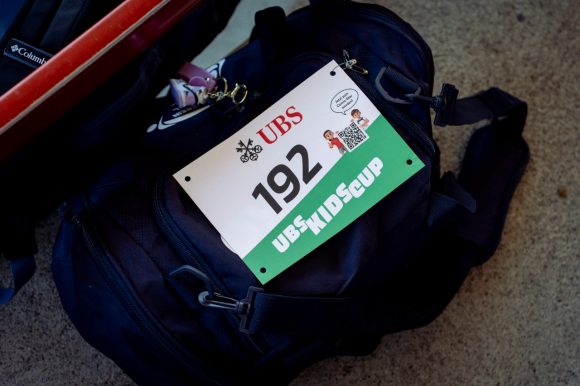 Auf der Startnummer 192 ist das rote UBS Logo sowie auch das grüne UBS Kids Cup Logo und QR-Code für den persönlichen Finisher Comic ersichtlich.