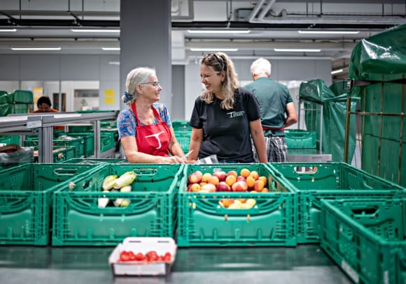 Eine freiwillige Helferin sortiert Früchte und Gemüse im Logistiklag