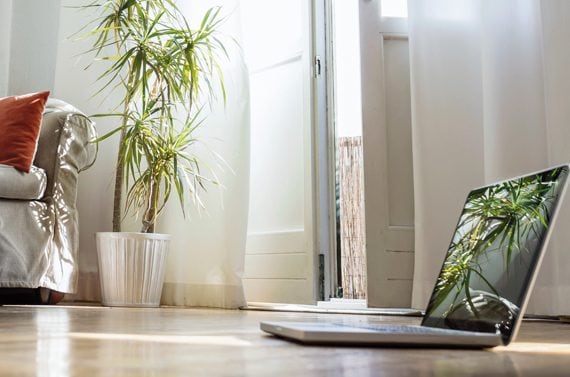 On constate un pic de cambriolages deux fois par an: pendant l’hiver, lorsque la nuit tombe très tôt, et durant les mois d’été, lorsque beaucoup de gens sont en vacances. La police conseille la mesure suivante, qui se révèle efficace: de l’extérieur, la maison ne doit pas donner l’impression d’être inhabitée. Ainsi, les minuteries qui allument les lampes dans différentes pièces en alternance contribuent à améliorer la sécurité. Tout comme demander à un voisin de surveiller la maison de temps en temps, de relever le courrier et d’allumer la lumière.