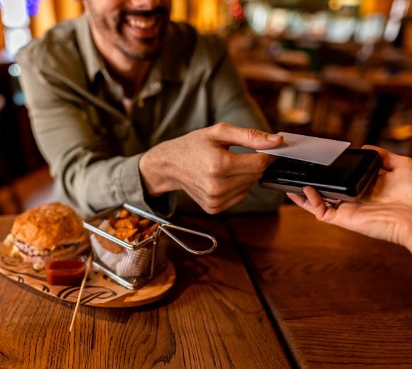 Un champ en fleurs au soleil.