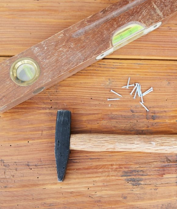 Niveau à bulle et marteau pour les travaux d’entretien.