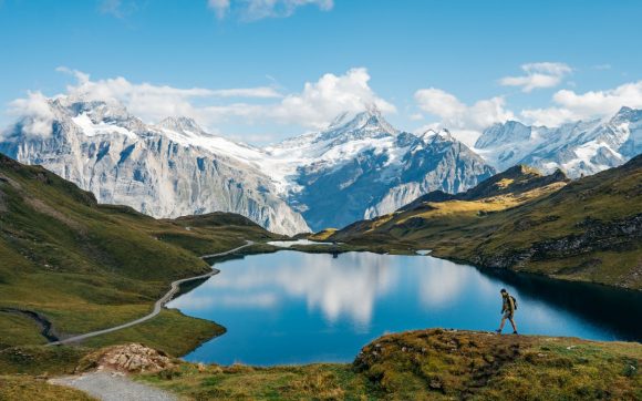 une photo de montagnes et d’un lac