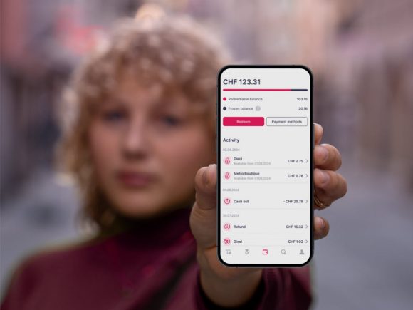 Fille montrant smartphone avec écran de cashyou