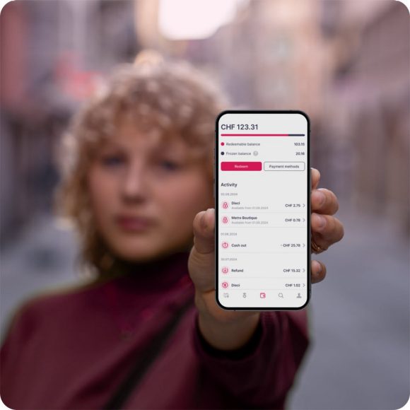 Fille montrant smartphone avec écran de cashyou