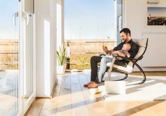 Un jeune père évalue s’il doit investir ses économies dans l’amortissement de son logement ou dans d’autres placements financiers pour se constituer un patrimoine.