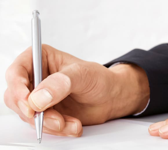 Un homme écrit quelque chose à la main.