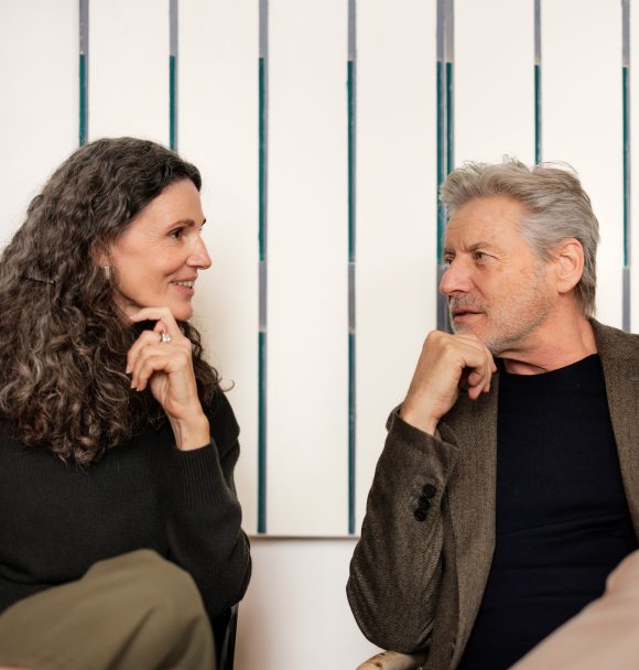 Un couple de quinquagénaires est assis dans une galerie d’art.