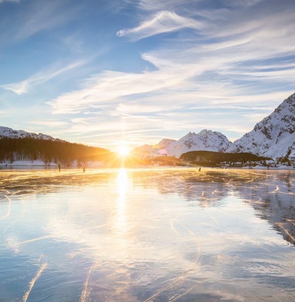 Lac de montagne gelé dans les Alpes, Sils Maria, Engadine