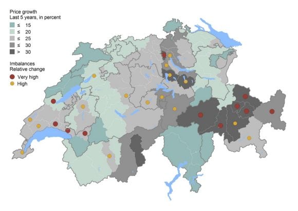 I prezzi degli immobili in diverse regioni della Svizzera vengono confrontati con i prezzi di affitto. La mappa mostra quindi in quali regioni si è creata una bolla immobiliare.