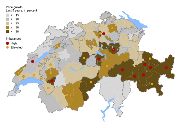 I prezzi degli immobili in diverse regioni della Svizzera vengono confrontati con i prezzi di affitto. La mappa mostra quindi in quali regioni si è creata una bolla immobiliare.