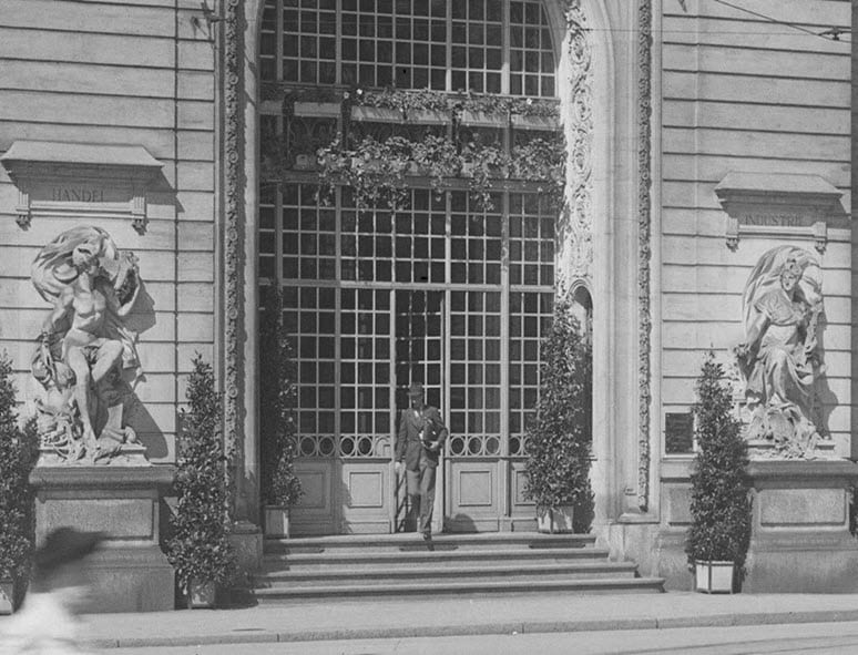 Main entrance, SBC Paradeplatz