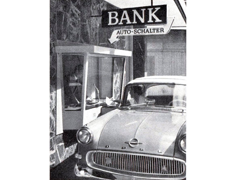 Mit dem Auto an den Bankschalter