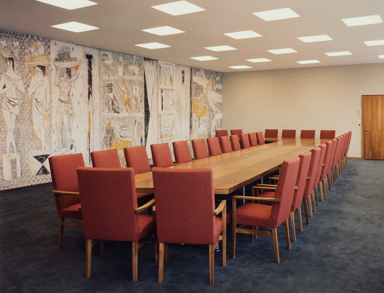 Im grossen Sitzungssaal im Dachgeschoss befindet sich das Wandbild des Schweizer Malers Alois Carigiet Reichtum des Lebens