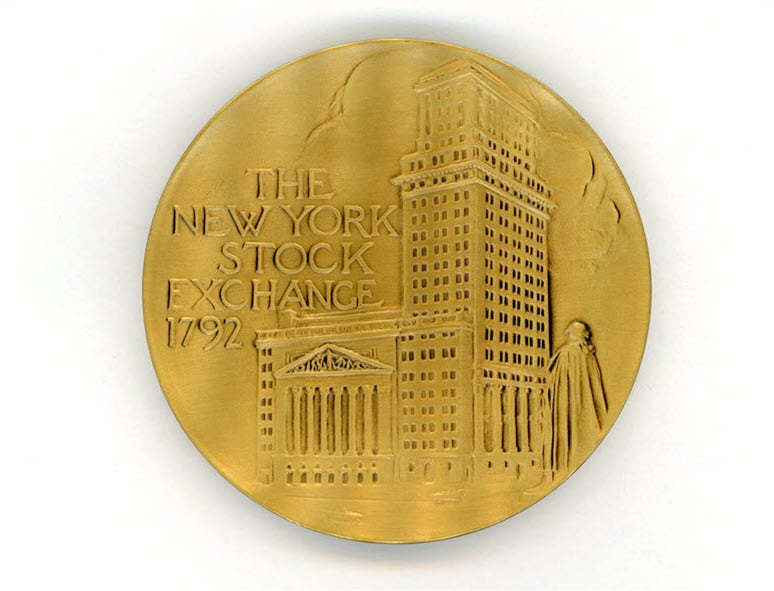 The reverse of the commemorative medal shows the New York Stock Exchange building at 11 Wall St., New York, USA