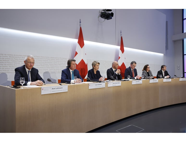 From l. to r., Axel Lehmann, Chairman of the Board at Credit Suisse; Colm Kelleher, Chairman of the Board at UBS; Finance Minister Karin Keller-Sutter; Federal President Alain Berset; Thomas J. Jordan, Chairman of the Swiss National Bank; Marlene Amstad, Chair of FINMA; and Andre Simonazzi, Director of Communications for the Swiss government