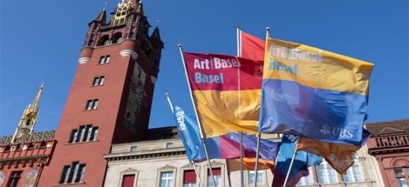 L’immagine mostra bandiere con il marchio Art Basel a Basilea.