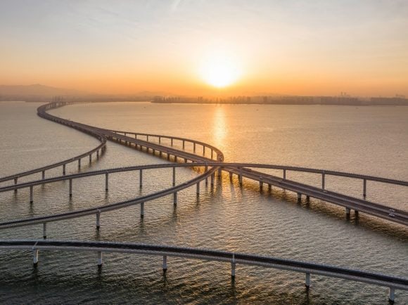 Vue panoramique du pont de la baie de Jiaozhou au lever du soleil.
