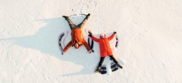 Zwei Personen, die im Schnee liegen