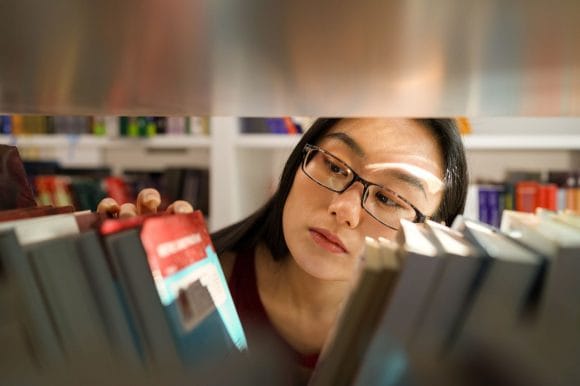 Frau in einer Bibliothek