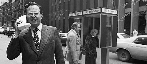 John F. Mitchell benützt das erste portable Telefon