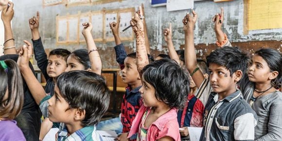 A group of schoolchildren who all give a sign to be able to speak.