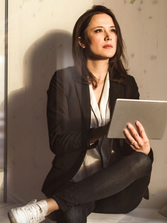 Mujer usando una tablet con luz natural
