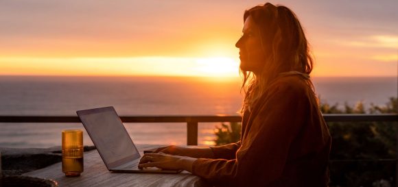 Inversionista evaluando las formas de invertir en el mercado privado