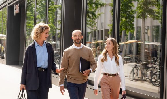 Empresarios caminando en la ciudad
