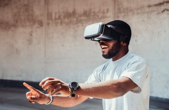 Un hombre probando un casco de realidad virtual