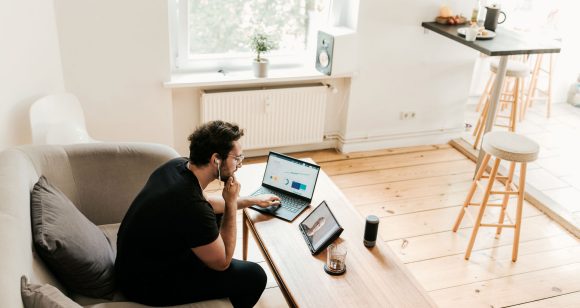Inversionista monitoreando sus inversiones en el computadora