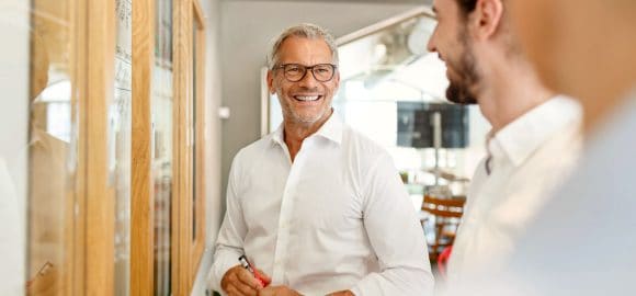 Un asesor financiero habla con sus clientes de inversiones en mercados privados y sus estrategias