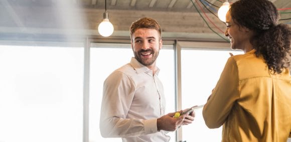 Dos compañeros de trabajo