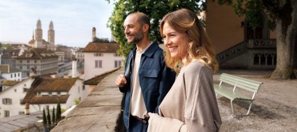 Dos personas sonriendo y disfrutando una vista