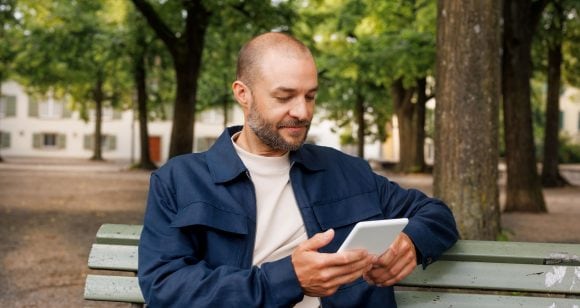 Hombre leyendo en el parque