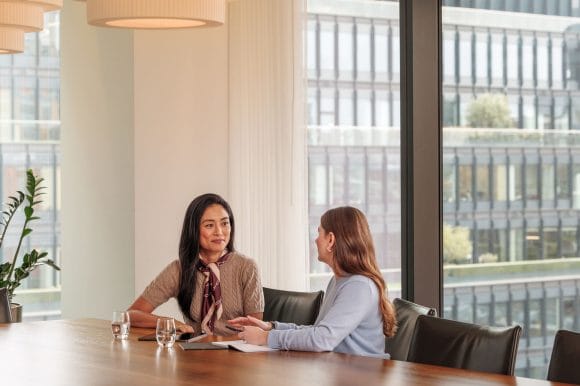 Un inversor usando su móvil