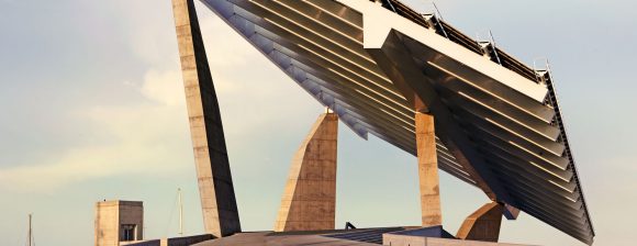 Un panel solar en el techo de un edificio