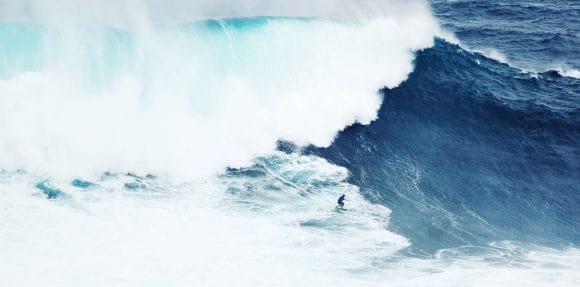 Hombre surfeando una ola