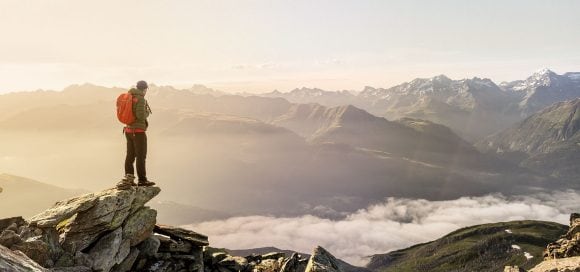 Excursionista mirando el paisaje de montaña