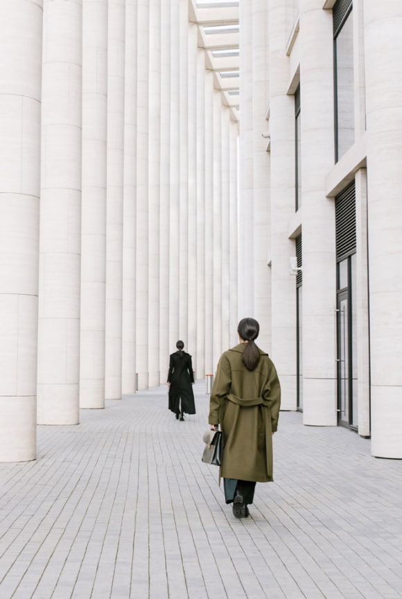 Dos inversionistas caminando