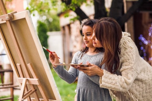 Una mujer y una niña pintando juntas