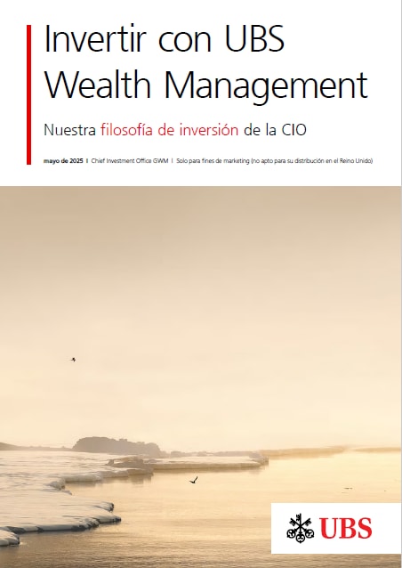 Sol dorado poniéndose sobre las olas del mar