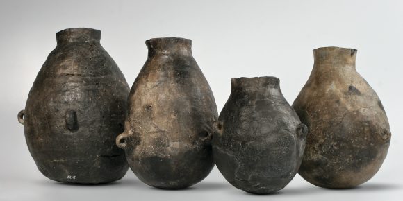 Quattro recipienti in ceramica dell'età della pietra