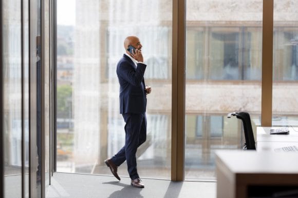 Homem com smartphone