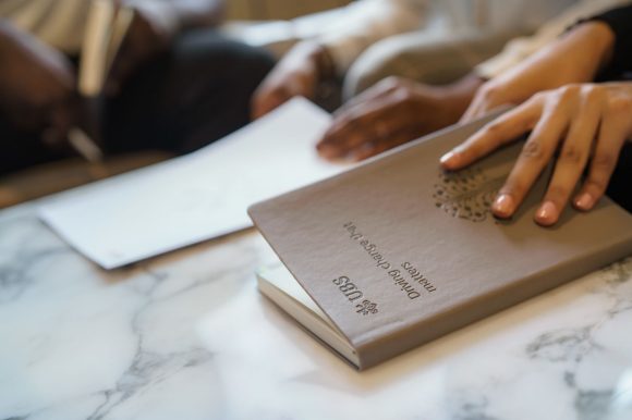 Mulher abrindo caderno