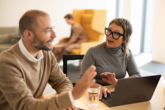 Colaboradores brainstormando ideias
