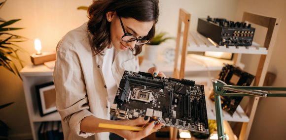 Mulher reparando placas-mãe