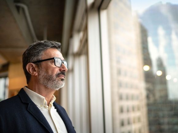 Um investidor olhando a vista