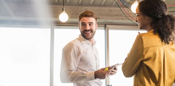 Dois colegas de trabalho